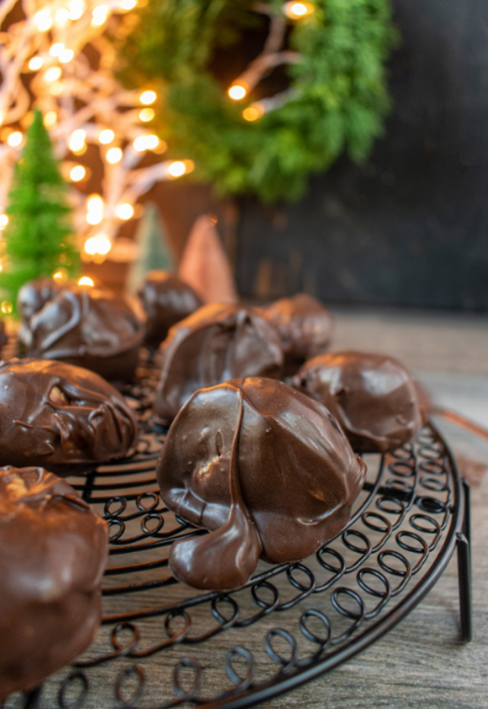 Chocolate and Peanut Butter Balls recipe. A no bake protein energy snack with peanut butter, mixed graham crackers covered in dark chocolate.