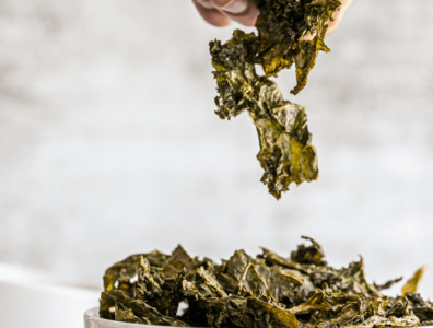 Healthy Garlic salted Kale Chips recipe. Fresh Kale and some natural ingredients to bake the chips that are tasty and a fresh and healthy choice.