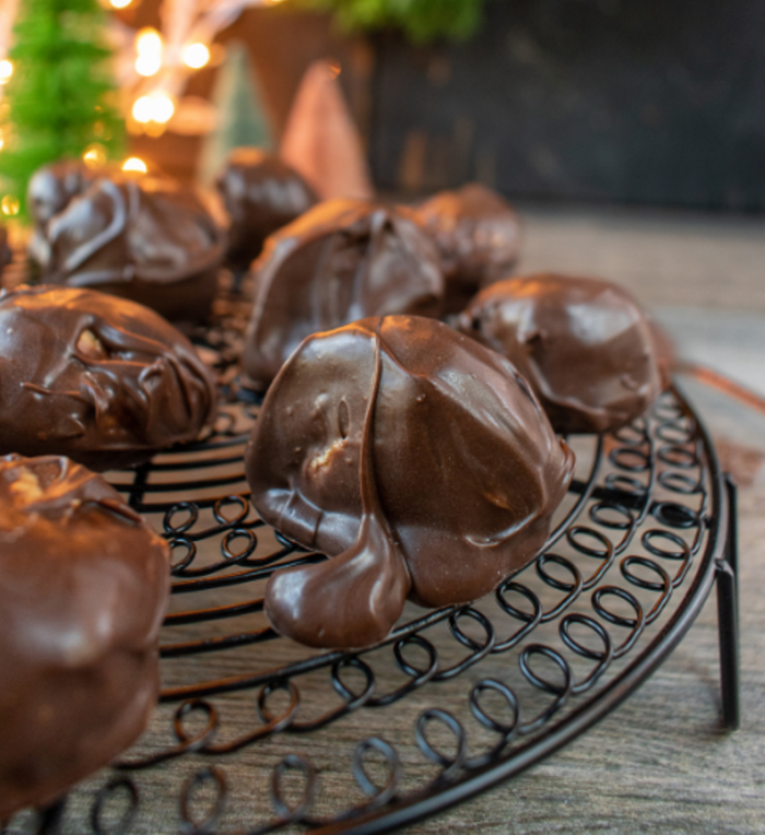 Chocolate and Peanut Butter Balls recipe. A no bake protein energy snack with peanut butter, mixed graham crackers covered in dark chocolate.