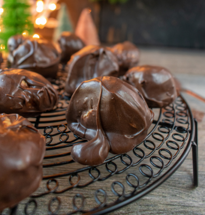 Chocolate and Peanut Butter Balls recipe. A no bake protein energy snack with peanut butter, mixed graham crackers covered in dark chocolate.