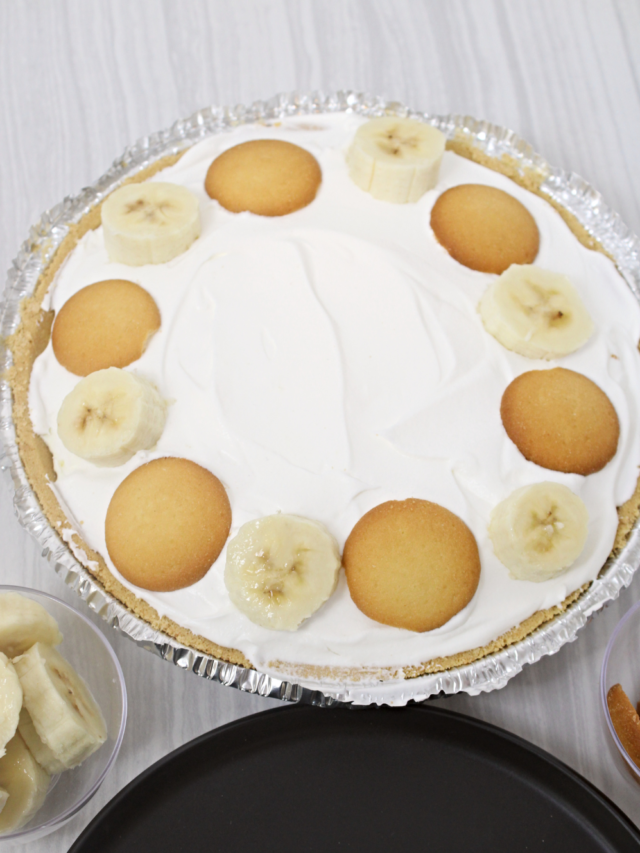 Easy Banana Cream Pie Recipe idea. A simple no bake biscuit base pudding pie dessert to make anytime for the summer or spring for the family.