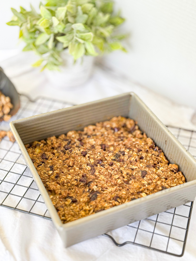 Healthy Banana Oat Bars Recipe to create for snack or treats. Sugar free with almond butter and chocolate chips, granola for breakfast snack.