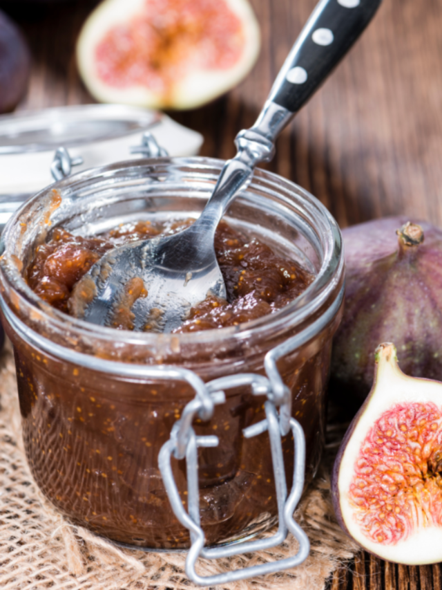 Easy Homemade Fig Jam recipe idea to create. A sweet vanilla fig jam for fillings and spreads on toasts or on crackers for snacks.