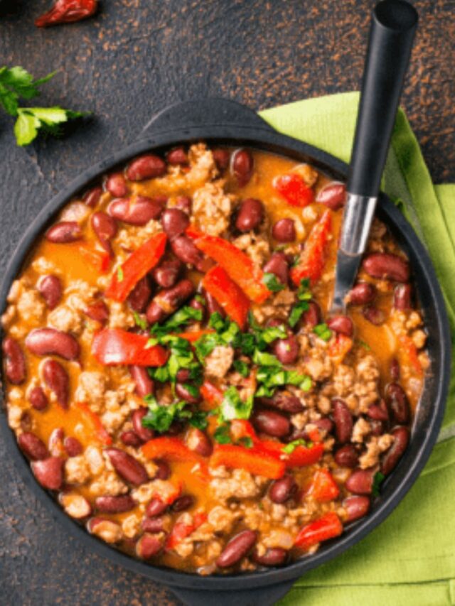 Homemade Ground Beef Chili Recipe. Easy healthy idea for a meal with beans, made on the stove top and makes the best lunch or dinner.