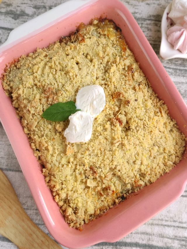 Homemade Peach Crumble Tart Recipe idea. Easy juicy fresh peaches with oats crust, dessert oven baked for a summer fruit pie for tea.