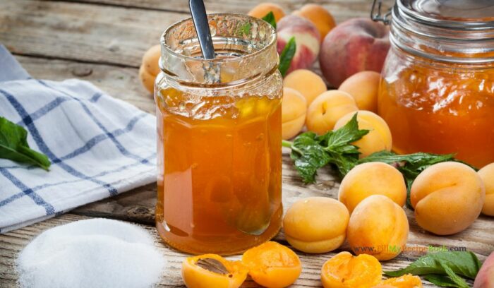 apricot jam for the filling of these simple puff pastry snacks or tarts to bake for a treat.